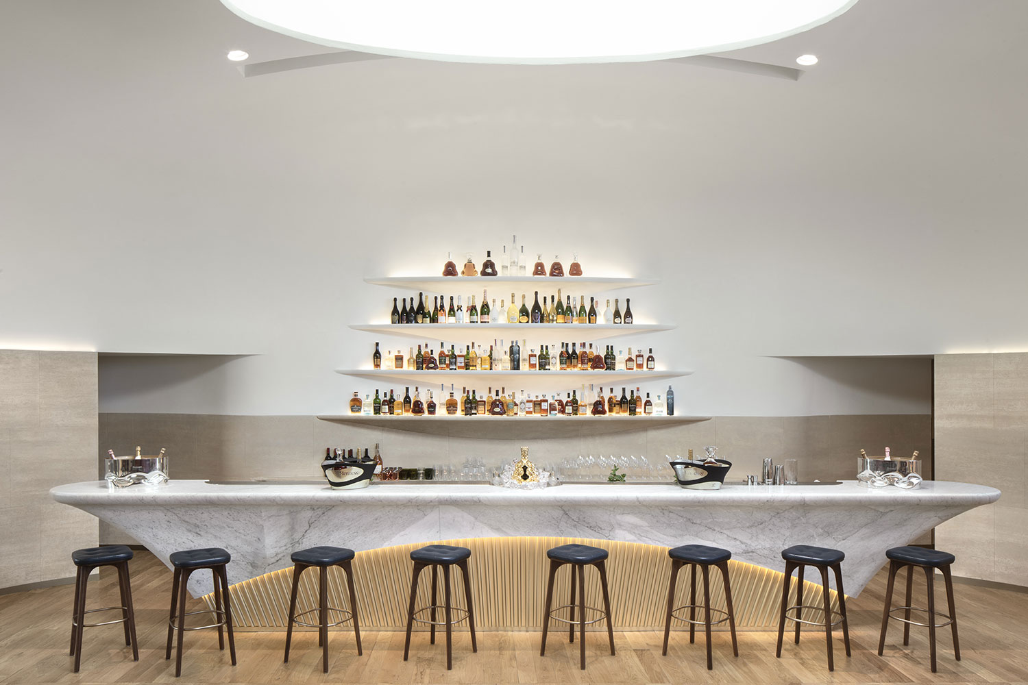 The elegance of white Carrara marble in the office. | BeSpace Group